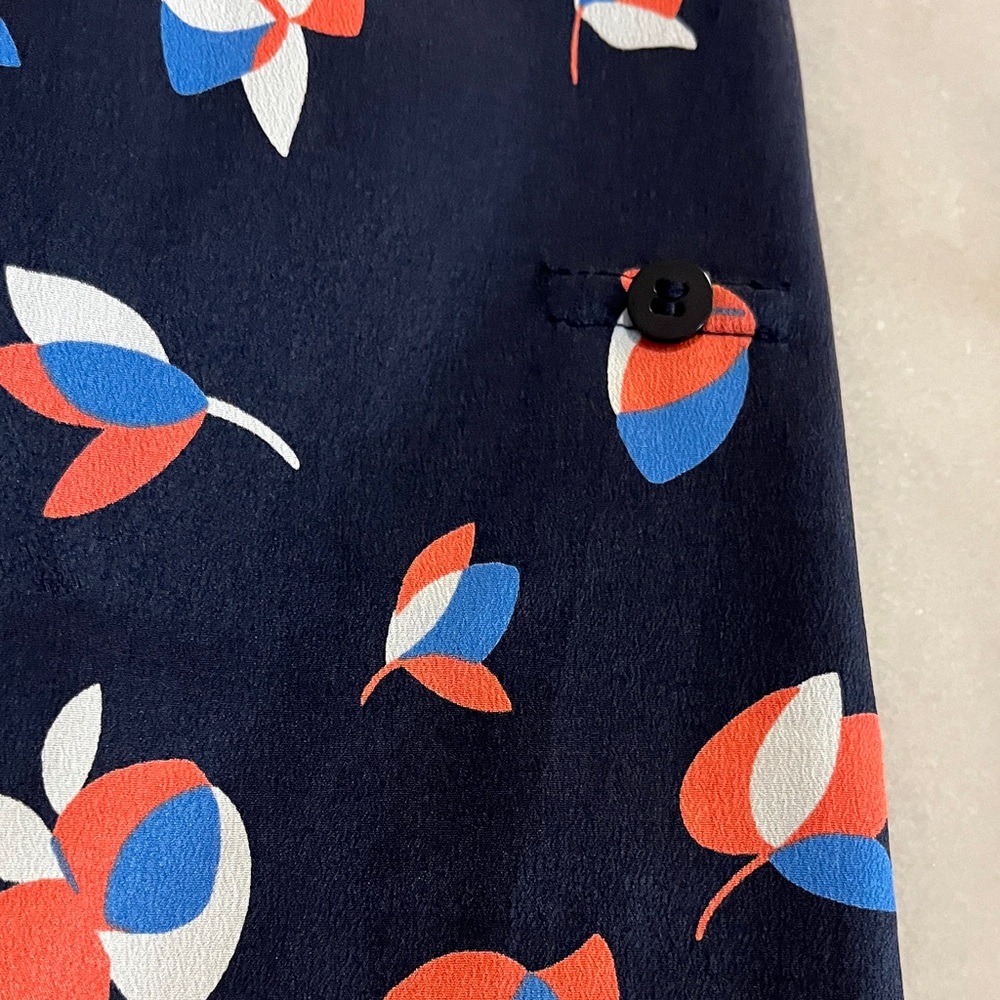 🎈Pixley Navy V Neck Floral Blouse🎁Bundle up to 5lbs for $20 Sale 📦 - Picture 5 of 13